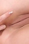 Vivien l に 写 半 ホース seductively ポージング と an 増分値 の 入 彼女の 指 に 彼女の ほくほく holes.