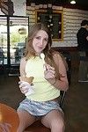 Wellnigh legal teaser Lisa Nubiles no jumpy Pico tentação Mais brinca enquanto comer Gelo cream.