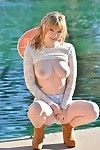 Subdimensionado jovem pulchritude Goza mostrando fora ela Incrível mamas no lançamento