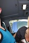 Schattig amateur Coed Lucy tyler masturberen geschoren kut in auto
