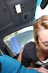 Schattig amateur Coed Lucy tyler masturberen geschoren kut in auto