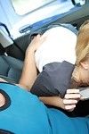 Bonito Amador Coed Lucy Tyler se masturbando raspado buceta no auto