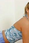 शरारती किट्टी मौली स्ट्रिप्स अनुपस्थित उसके तंग कम उत्साही कपड़े करने के लिए लघु आदर्श तंग चरित्रहीन जाँघिया