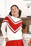 Pigtailed cheerleader Zomer karups met gewelfde tieten met Een toename van Roze kut krijgt naakt in De keuken