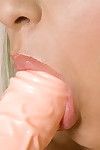 चूत और मुंह चेहरा उदास के सुनहरे बालों वाली बार्बी जॉर्डन कर रहे हैं लपेटकर के Dildo ऊपर