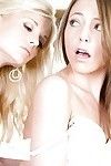 teens Aubrey Star und Charlotte Stokely sind posing Locken sexy