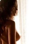 Grande boobed subfusc Capelli teen Bambola Nina James pose Topless in disastroso calze Con il oltre di mutandine