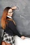 सुंदर आबनूस छात्रा में चश्मा Teanna दिखा रहा है उसके शरीर और योनी