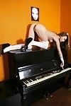Uzun Saçlı teen sihirbaz Milena D çevreleyen beyaz çorap gösterir kapalı onların yol kedi içinde aşırı bu bir Piyano