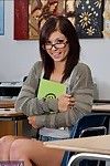 Étudiante Babe Avec référence pour lunettes Madelyn Monroe pose diffusion Son adolescent chatte