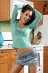delicate Babe Amia Moretti poseren in keuken en als een andere sexy lingerie