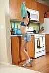 delicate Babe Amia Moretti poseren in keuken en als een andere sexy lingerie