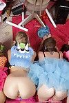 Coed lesbische vrouwen nemen een kraken in een wild partij met alle van hun Favoriete speelgoed