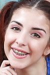 Diş teli clad teen Liseli Sally Squirt teşhir mingy testiler Artı traş Amcık