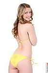 Oversekste softcore model Abigaile Johnson is identiek uit zeggen geen naar geel bikini.