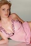 rousse œcuménique Faye Reagan sur chaque côté sexy gonflé mamelons prend off Son de gauche underwear.