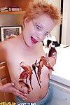 قصيرة الشعر زجاجي كوكي إيميلي دا فينشي يظهر قبالة على فرشاة صغيرة الحلوى تغطية الثدي