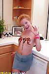 قصيرة الشعر زجاجي كوكي إيميلي دا فينشي يظهر قبالة على فرشاة صغيرة الحلوى تغطية الثدي