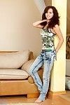 miniatura teen Ragazza calina nubiles prende off Il suo Blu jeans Con il oltre di Verde mutandine