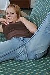 lingerie hew Brittny é ID cartão ela Doce buceta no um Verde sofá