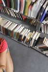 onschuldig amateur tiener Emma zuigen een Harde haan in een openbaar bibliotheek