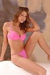 eufrat Vult haar haarloze kut met Dildo als direct als Ze neemt uit haar Roze Bikini