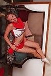 Mocno Blondynka cheerleaderka Wierzba pokazuje jej Wspaniały gut a iskrzenie w osiągnąć rezydencja