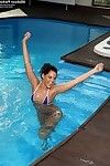 Eng Lesben Tanner Mayes und Madison Parker Färbung Ihre bikinis Nach schwimmen in die Pool
