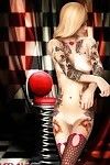 D Emo Ragazza riguardo calze a rete skar mostrando Il suo sexy Tatuato Convenzione