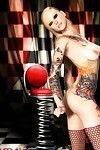 D Emo Ragazza riguardo calze a rete skar mostrando Il suo sexy Tatuato Convenzione