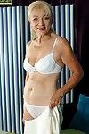 Vestido Vovó Janet Lesley revelando flácidos mamas enquanto despir-se