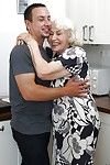 übergewichtige Oma Norma verlieren riesige saggy Titten in Küche für jüngere Mann