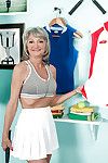 geile Oma Cheyanne doffing tennis kleding voor verspreiding Kut breed open