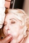 Blondynka babcia w bielizna Dając masturbuje się i liu przed skończył w usta