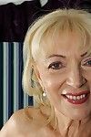 Blondynka babcia Janet Leslie wystawia obwisłe Cycki przed dystrybucja ogolone cipa