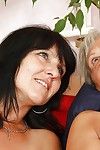 Maduro lesbianas Con saggy Tetas exponer vaginas para azotes en medias