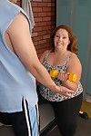obesitas Oma cyn uitkleedt na Training sessie naar zuigen dick plaats