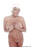 Nonna pornostar Karen Estate modellazione completamente Vestito prima stripping nudo