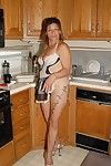 Experiente Loira senhora Ivee mostrando fora Tanga adornado bunda no cozinha