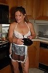 नानी Mother in law दिखा रहा है बंद टैटू और मुंडा परिपक्व योनि में रसोई
