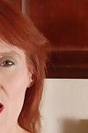 redhead Oma debra is liegen naakt op De Verdieping en masturberen