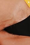 स्माइली सुनहरे बालों वाली नानी हो रही है नग्न और उजागर उसके बालों वाली योनी