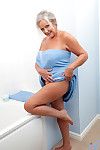 Chubby Granny exposer grand seins avant diffusion Poilu chatte