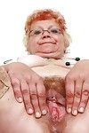 肮脏的 奶奶 在 护士 均匀 伸展 她的 娘们 通过 她的 手指
