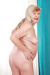 Sporca grassi Nonna Con flaccido Tette stripping e la diffusione Il suo gambe