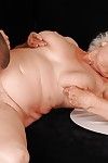 Lascivious नानी के साथ बड़े पैमाने पर मृदु स्तन हो जाता है उसके झबरा योनी पटक
