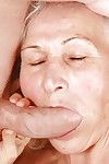 Lascivious नानी में मोज़ा देता है एक मुख-मैथुन और हो जाता है टक्कर लगी है भयंकर चुदाई