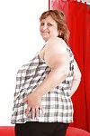 脂肪 奶奶 与 巨大的 胸部 和 屁股 剥离 和 传播 她的 腿