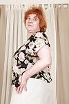 rousse Granny Avec massive flasque seins exposer Son Poilu Chatte