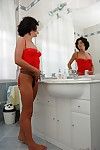 verleidelijk Brunette Oma strippen uit haar lingerie en het nemen van een douche